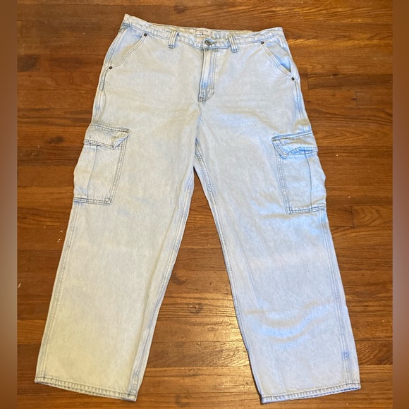 Abercrombie & Fitch Loose High Rise Womens Cargo Jean Size 16 33 Light Wash Blue - Picture 1 of 4